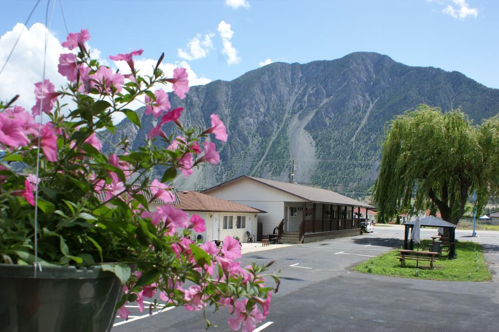 Elks Motel Keremeos Exteriör bild